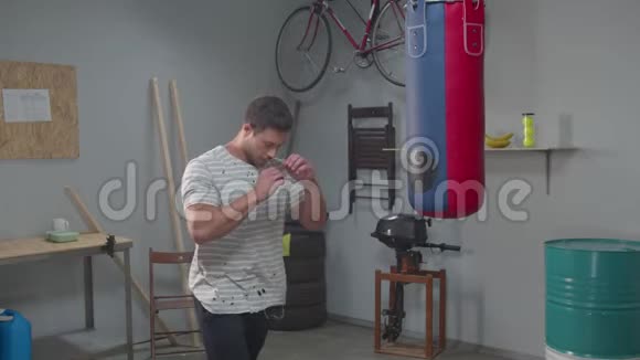 慢动作男人在拳击袋上练习技巧视频的预览图