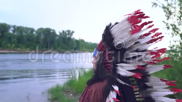 古老的美洲印第安人站在河的背景上视频的预览图