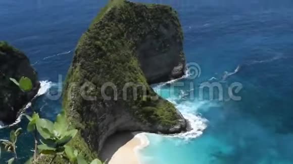 美丽的观点Kelingking海滩在NusaPenida岛巴厘岛印度尼西亚巴厘岛鸟瞰Kelingking海滩视频的预览图