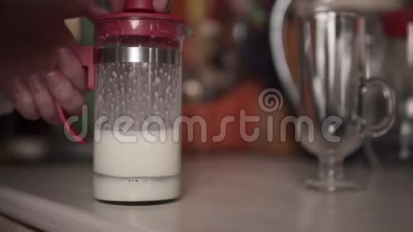 人类为咖啡准备牛奶视频的预览图