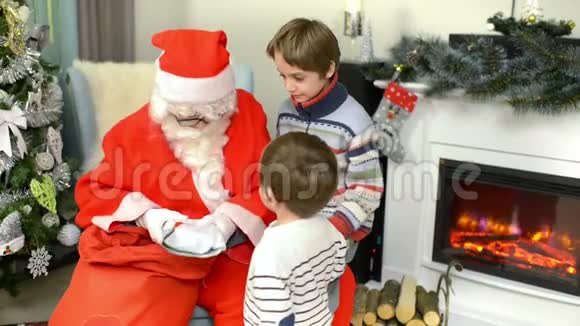 圣诞老人送给孩子们礼物视频的预览图
