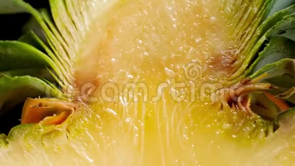 4k宏观娃娃视频相机沿鲜切菠萝半完美的有机食品和健康的抽象镜头视频的预览图