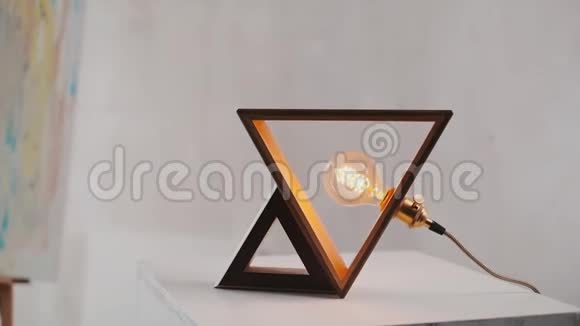 木灯三角形形状桌子上有一盏正方体木灯手工灯视频的预览图
