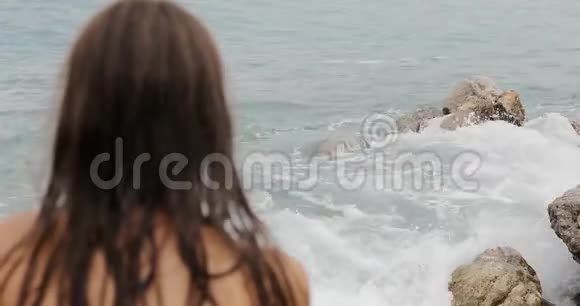 女孩看着海上海岸线视频的预览图