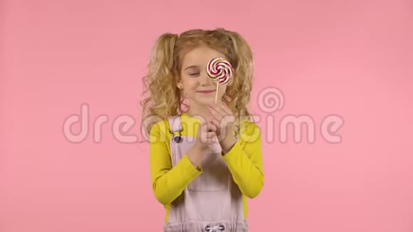 小金发女郎正拿着棒棒糖笑着视频的预览图