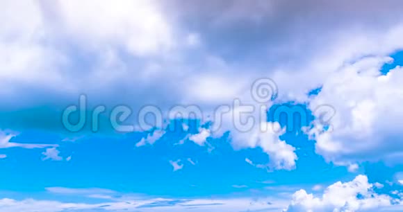 4K运动天空时间推移夏季热带蓝天和蓬松白云夏季在阳光明媚的日子云景明亮的蓝色视频的预览图