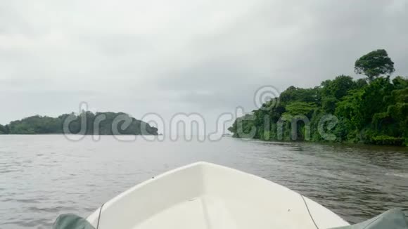 在热带丛林热带雨林的宽阔大河上航行的摩托艇4k镜头视频的预览图