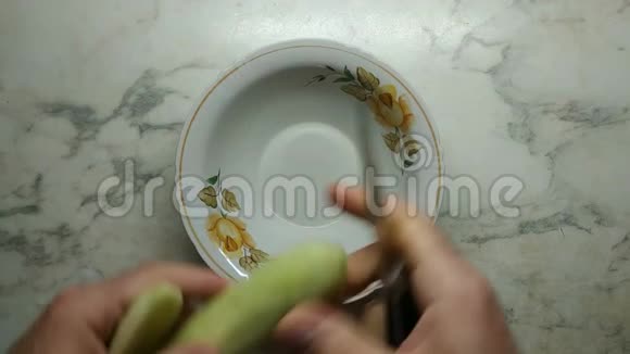 男人手在盘子里切黄瓜视频的预览图