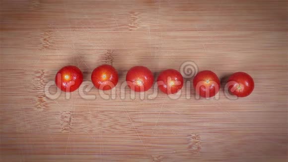 樱桃番茄排在一个被水喷淋的木砧板上视频的预览图