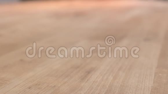 在木桌上滚动纸巾视频的预览图