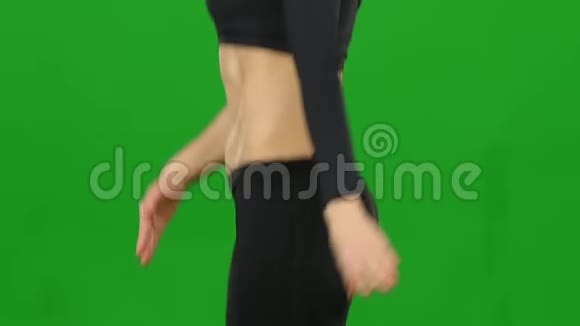 特写慢动作女人身体训练在袋鼠跳鞋视频的预览图