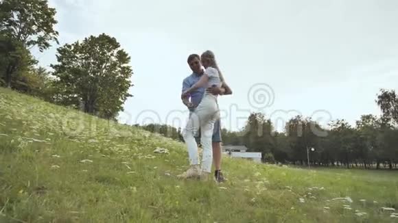 一个年轻人在公园里围着他心爱的女朋友转视频在运动和旋转视频的预览图