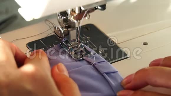 缝纫机是在柔和的阳光下工作的视频的预览图