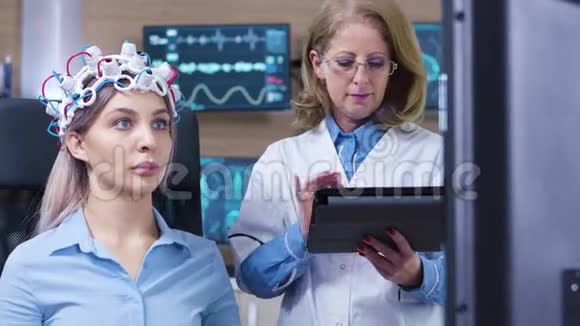 女医生检查病人耳机中的传感器的多利镜头视频的预览图