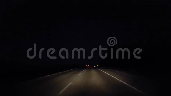 在傍晚时分反向运动带动乡村街道司机的观点POV夜间乡村道路视频的预览图