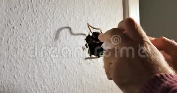 电工在新房安装轻质墙开关视频的预览图