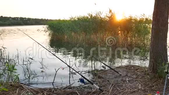 河上的钓鱼竿视频的预览图