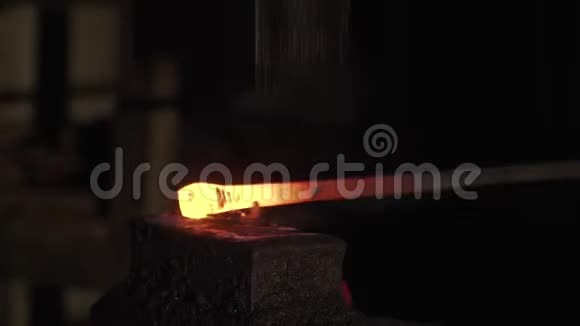 在现代铁匠铺工作视频的预览图