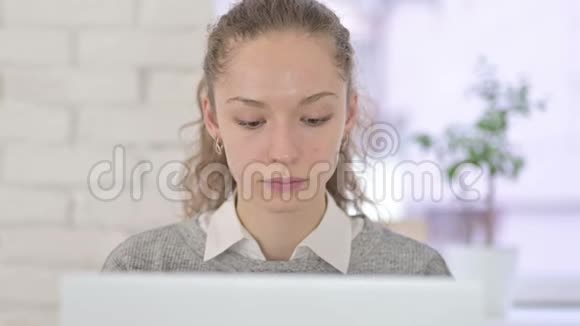 雄心勃勃的拉丁青年妇女在手提电脑工作视频的预览图