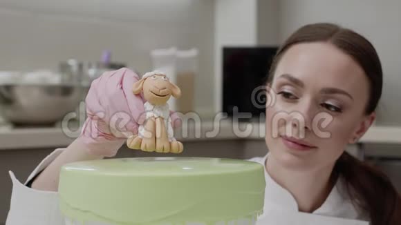 最后一次装饰蛋糕时糖果师小心翼翼地把糖羊肉的釉面放在上面视频的预览图