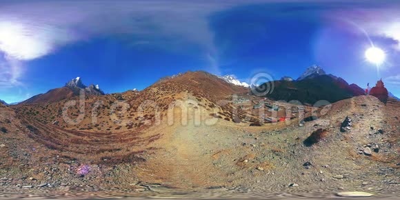 尼泊尔丁波切和帕勒赫村的4KVR珠穆朗玛峰大本营轨道的基本点EBC佛教佛塔视频的预览图