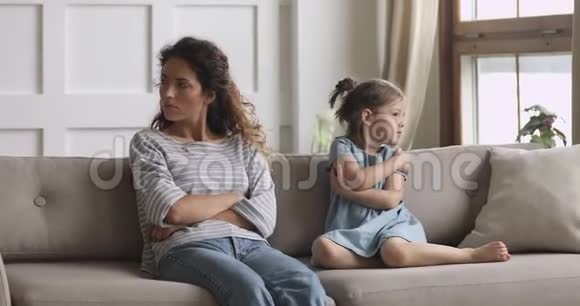固执的母亲和孩子的女儿回头坐在沙发上视频的预览图
