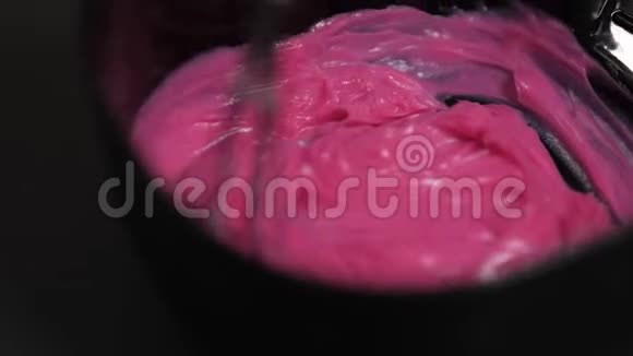 理发师把粉红色的染发剂混在黑碗里视频的预览图