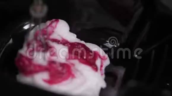 理发师把粉红色的染发剂混在黑碗里视频的预览图