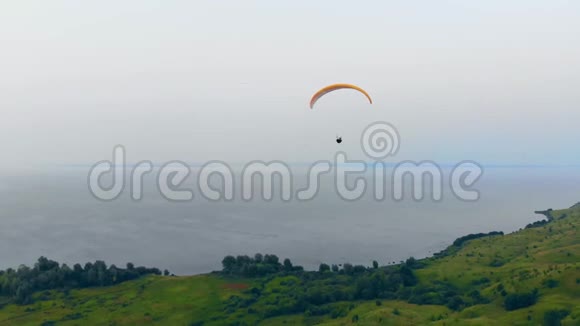 降落伞滑翔伞4K空降概念视频的预览图