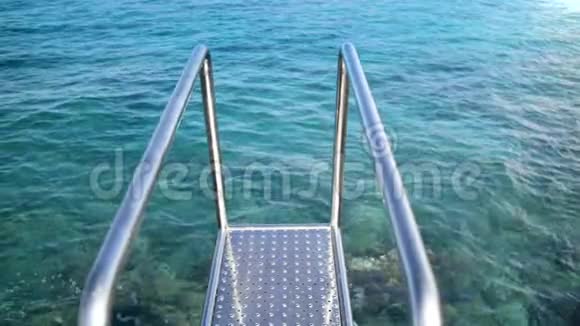 4k视频金属楼梯与栏杆对抗平静的蓝色海水视频的预览图