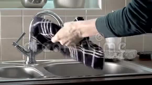 在钢制厨房水槽中进行手的适当干燥视频的预览图