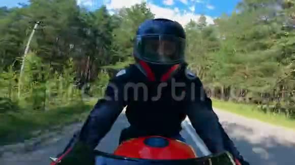 戴头盔的人骑摩托车开得很快视频的预览图