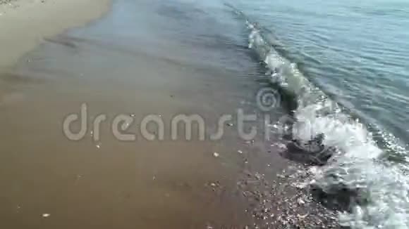 沙滩上海浪的特写视频的预览图