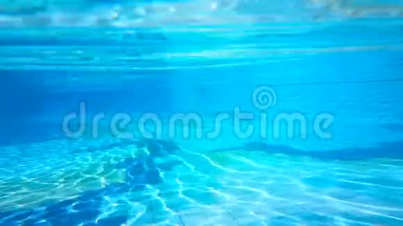 游泳池的水面和一个人扔掉太阳镜视频的预览图