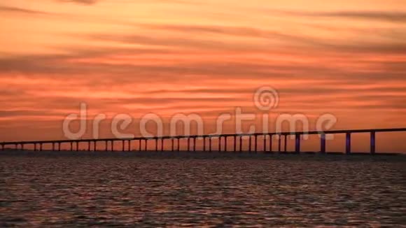 佛罗里达州日出时分位于坦帕湾下游的鲍勃格雷厄姆阳光天桥视频的预览图