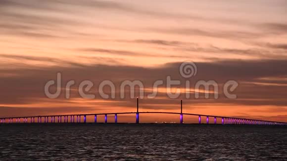 日出时分鲍勃格雷厄姆阳光天桥在下坦帕湾上空视频的预览图