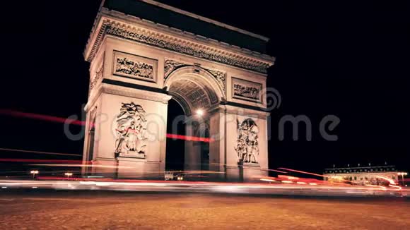 凯旋门和香榭丽舍大街交通在夜间时间过去视频的预览图