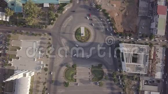 莫桑比克独立广场马普托大教堂旁边的环形交叉路口视频的预览图