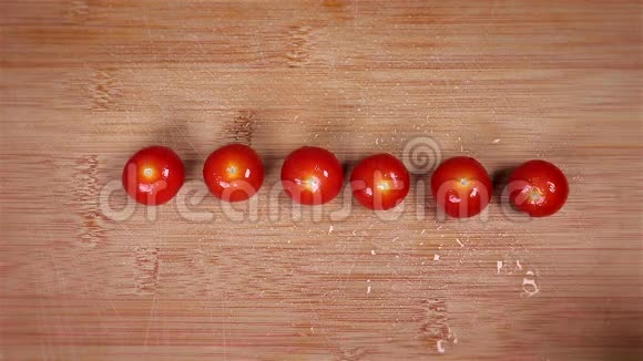 木制砧板上的樱桃番茄视频的预览图