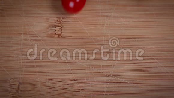 樱桃西红柿在木制砧板上滚一站在架子上视频的预览图