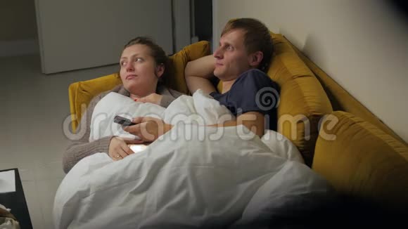 年轻夫妇看电视说话视频的预览图