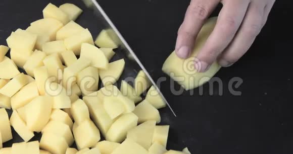 在砧板上切新鲜土豆的人的手视频的预览图