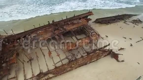 岸边有浪的生锈的船视频的预览图