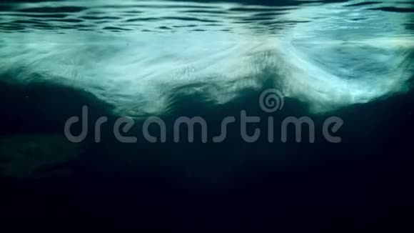 水下4k冰山漂浮在海洋中的视频南极冰层水下部分的景观视频的预览图