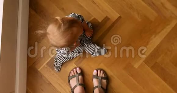 婴儿坐在木地板上视频的预览图