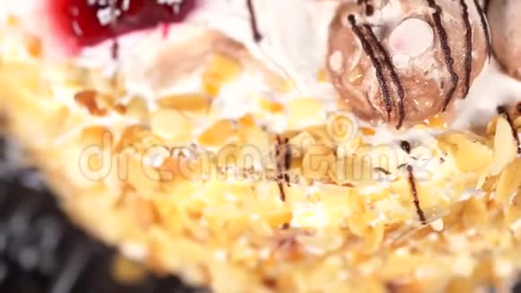 合上美味的蛋糕令人食欲的蛋糕旋转显示出填充的美视频的预览图