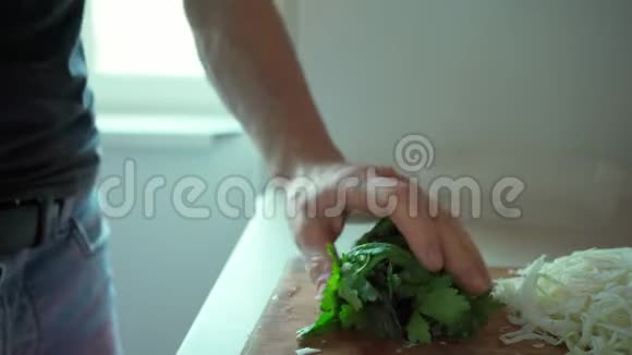 为素食沙拉切取新鲜的绿色草药视频的预览图