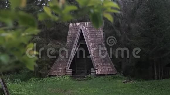 木制的平房松林喀尔巴阡山脉视频的预览图