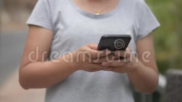 关闭女性手在手机上的短信以便在社交网络上进行交流和聊天视频的预览图