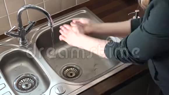 在钢制厨房洗手池适当洗手视频的预览图